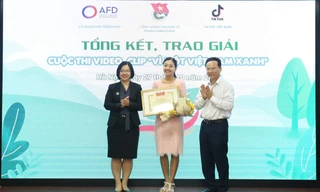 Ban tổ chức trao giải Nhất cho thí sinh Hoàng Minh Thủy.