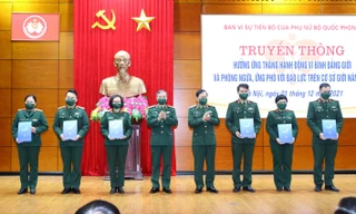 Trưởng Ban vì sự tiến bộ phụ nữ Bộ Quốc phòng và Thượng tướng Đỗ Căn, Phó Chủ nhiệm Tổng cục Chính trị QĐND Việt Nam biểu dương những gia đình quân nhân tiêu biểu, tích cực tham gia phòng chống COVID-19. Ảnh: Trọng Đức