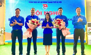Thường trực Thành Đoàn Hà Nội tặng hoa chúc mừng 2 tân Phó Bí thư