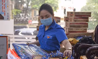 Cán bộ Đoàn vào bếp làm bánh trung thu tặng các em thiếu nhi