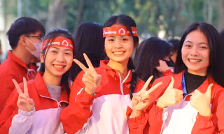 Sinh viên xếp hàng từ sớm hiến máu tại Chủ Nhật Đỏ lần thứ 17 - năm 2025