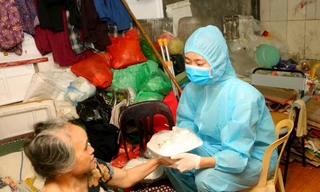 Các suất ăn được tận tay cho người lao động nghèo tại Thủ đô Hà Nội, trong giai đoạn 1 của chương trình Triệu bữa cơm - Hà Nội nghĩa tình. 