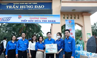 Anh Nguyễn Minh Triết, Bí thư T.Ư Đoàn, Chủ tịch T.Ư Hội SVVN (thứ 3, từ phải sang) tặng quà đội hình Tiếp sức mùa thi tại điểm thi trường THPT Trần Hưng Đạo (Nam Định). Ảnh: Bảo Anh