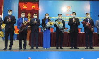 Ông Mai Văn Chính, Ủy viên T.Ư Đảng, Phó Trưởng Ban Thường trực Ban Tổ chức T.Ư; anh Nguyễn Anh Tuấn, Ủy viên T.Ư Đảng, Bí thư thứ nhất T.Ư Đoàn chúc mừng BCH Đoàn cơ quan Ban Tổ chức T.Ư nhiệm kỳ 2022 – 2027. 