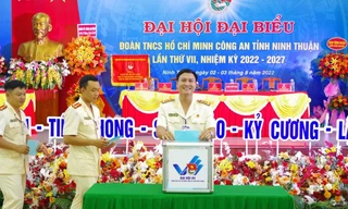 Các đại biểu bỏ phiếu bầu tại đại hội