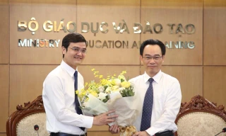 Thứ trưởng Hoàng Minh Sơn (bên phải) tặng hoa chúc mừng anh Bùi Quang Huy, Ủy viên dự khuyết T.Ư Đảng, Bí thư thường trực T.Ư Đoàn, Chủ tịch Hội SVVN nhân dịp Đoàn TNCS Hồ Chí Minh kỷ niệm 90 năm. 