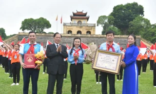 Màn đồng diễn cờ Semaphore của hàng trăm Chỉ huy Đội giỏi xác lập kỷ lục Việt Nam