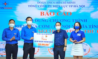 Thành đoàn - Hội LHTN thành phố Hà Nội đã đón nhận biển trao tượng trưng tặng 14.000 suất ăn cho giai đoạn 4 của Chương trình (Tổng trị giá 350 triệu đồng) từ đại diện lãnh đạo Điện lực Hà Nội.