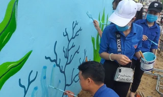 Đoàn viên, thanh niên vẽ tranh tuyên truyền bảo vệ môi trường biển đảo