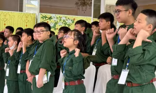 'Chiến sĩ nhí' buông thiết bị điện tử, rèn luyện trong môi trường quân ngũ