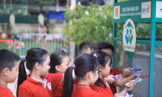 Các em học sinh Trường TH Phương Liệt tích cực quyên góp sản phẩm bút viết đã qua sử dụng