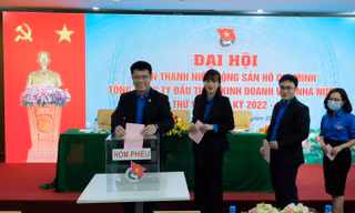 Các đại biểu bỏ phiếu bầu tại Đại hội