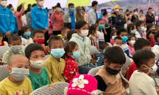 Các em học sinh tại xã Chiềng La, huyện Mường La, tỉnh Sơn La trong lễ khởi công trường mầm non và đón nhận các phần quà từ Thành Đoàn, Hội LHTN TP. Hà Nội