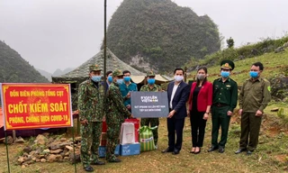 Ông Bế Minh Đức, Tỉnh ủy viên, Phó trưởng đoàn đại biểu Quốc hội tỉnh Cao Bằng trao tặng quà cho chốt 708, đồn biên phòng Tổng Cọt, huyện Hà Quảng.
