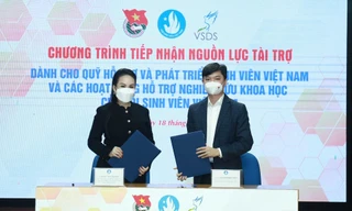 Anh Nguyễn Minh Triết, Bí thư T.Ư Đoàn, Chủ tịch T.Ư Hội SVVN ký kết với bà Lê Nữ Thùy Dương về tiếp nhận nguồn lực hỗ trợ 20 tỷ đồng. Ảnh: Bảo Anh