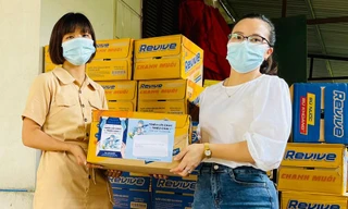  Đoàn công tác trao tặng nước và các vật phẩm cho Huyện Đoàn Đông Anh.