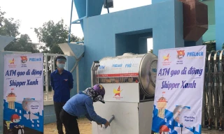 Người dân nhận gạo tại ATM gạo di động