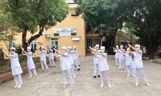 Y, bác sĩ Bệnh viện Phục hồi chức năng Bắc Giang trong trang phục báo blouse trắng nhảy flashmood “Ghen – Cô vy” tuyên truyền phòng chống dịch Covid -19