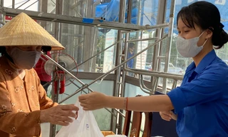 Người dân đến ATM gạo Bình Định ngoài việc được nhận gạo họ còn được tặng thêm những quả trứng từ sự hỗ trợ của các mạnh thường quân.