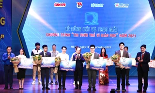 Các đại biểu trao giải cho 5 công trình tiêu biểu nhất chương trình Tri thức trẻ vì giáo dục năm 2021