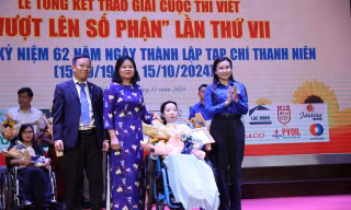 Rơi nước mắt trước nghị lực phi thường của nữ nhà văn bị liệt nửa người 