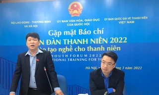 Ông Tạ Văn Hạ, Phó Chủ nhiệm Ủy ban Văn hóa, Giáo dục của Quốc hội; anh Nguyễn Tường Lâm, Bí thư T.Ư Đoàn, Phó Chủ nhiệm Thường trực UBQG về Thanh niên Việt Nam (bên phải) thông tin về Diễn đàn chính sách quốc gia đối với thanh niên 
