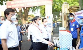 Bộ trưởng Bô GD-ĐT Nguyễn Kim Sơn và Bí thư thường trực T.Ư Đoàn Bùi Quang Huy thăm hỏi, động viên đội hình tình nguyện Tiếp sức mùa thi tại điểm thi trường THPT Chu Văn An, Tây Hồ, Hà Nội. Ảnh: Dương Triều