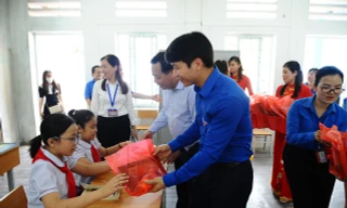 Anh Nguyễn Ngọc Lương, Bí thư T.Ư Đoàn, Chủ tịch T.Ư Hội LHTN Việt Nam tặng quà cho các em thiếu nhi tại lễ ra quân Chiến dịch Thanh niên tình nguyện hè năm 2022 của Thành Đoàn Hà Nội