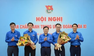 Ban Bí thư T.Ư Đoàn tặng hoa chúc anh Ngô Văn Cương, anh Nguyễn Tường Lâm. Ảnh: Dương Triều