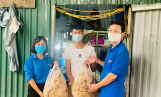 Bữa cơm nghĩa tình trao tay bệnh nhân, người lao động khi Hà Nội giãn cách