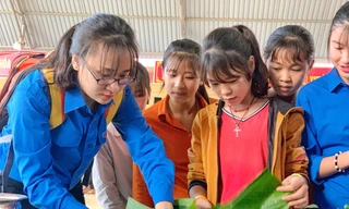 Các tình nguyện viên gói "Bánh chưng yêu thương" tặng thanh thiếu nhi có hoàn cảnh khó khăn, gia đình chính sách huyện Mường Khương, tỉnh Lào Cai.