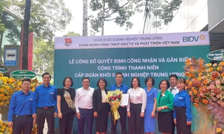 Gắn biển công trình thanh niên cấp Khối trong Chiến dịch Kỳ nghỉ hồng