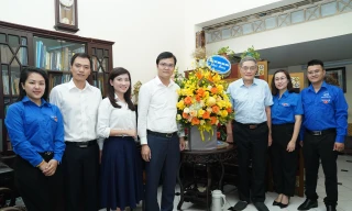 Bí thư thứ nhất T.Ư Đoàn chúc mừng GS.NGND Đặng Hùng Thắng nhân Ngày Nhà giáo Việt Nam