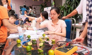 Các em học sinh tham gia hoạt động trải nghiệm sáng tạo ý nghĩa tại Vòng thi Khu vực miền Bắc Hội thi Tin học trẻ toàn quốc lần thứ XXVIII