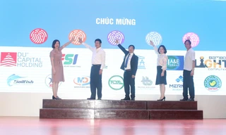 BTC thực hiện nghi thức phát động cuộc thi viết “Vượt lên số phận” lần thứ V. 