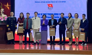 Bà Trương Mỹ Hoa, nguyên Phó Chủ tịch nước, Chủ tịch Quỹ học bổng Vừ A Dính; anh Nguyễn Anh Tuấn, Bí thư thứ nhất T.Ư Đoàn, Chủ tịch T.Ư Hội LHTN Việt Nam tặng quà lưu niệm cho các đại biểu