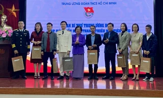 Bà Trương Mỹ Hoa, nguyên Phó Chủ tịch nước, Chủ tịch Quỹ học bổng Vừ A Dính; anh Nguyễn Anh Tuấn, Bí thư thứ nhất T.Ư Đoàn, Chủ tịch T.Ư Hội LHTN Việt Nam tặng quà lưu niệm cho các đại biểu