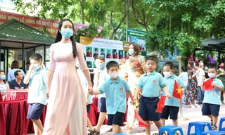 Các em học sinh lớp 1 và cô giáo trường Nguyễn Bỉnh Khiêm hân hoan chào đón năm học mới 2020-2021. Ảnh: Bảo Anh