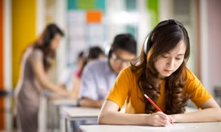 Thí sinh thi IELTS trên giấy sẽ nhận được hỗ trợ và hướng dẫn tận tình từ cán bộ khảo thí của Hội đồng Anh.