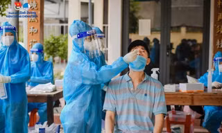 Thanh niên tình nguyện tại Bình Dương lấy mẫu truy vết trong cộng đồng
