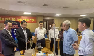 Tác giả trình báy công trình, sáng kiến vì giáo dục trước Hội đồng Giám khảo