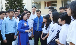 Thứ trưởng Bộ Giáo dục và Đào tạo Ngô Thị Minh; anh Bùi Quang Huy, Bí thư T.Ư Đoàn, Chủ tich T.Ư Hội SVVN trò chuyện với các tác giả, nhóm tác giả lọt vào chung khảo chương trình "Tri thức trẻ vì giáo dục" năm 2020. Ảnh: Bảo Anh