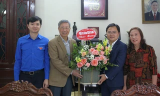 Anh Nguyễn Anh Tuấn, Bí thư thứ nhất T.Ư Đoàn, Chủ tịch T.Ư Hội LHTN Việt Nam tặng hoa chúc mừng GS.TSKH Lương Xuân Quỳ, nguyên Hiệu trưởng trường Đại học Kinh tế Quốc dân. Ảnh: Bảo Anh