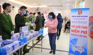 Công an TP Hà Nội tặng khẩu trang, nước rửa tay phòng chống dịch COVID -19 cho người dân Thủ đô. 