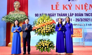 Anh Nguyễn Anh Tuấn, Ủy viên T.Ư Đảng, Bí thư thứ nhất T.Ư Đoàn, Chủ tịch Hội LHTN Việt Nam tặng hoa chúc mừng Tỉnh Đoàn Tuyên Quang.