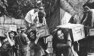 Lực lượng TNXP Miền Nam bốc dỡ hàng hóa, đạn dược phục vụ chiến đấu. Ảnh tư liệu.