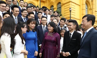Phó Chủ tịch nước Đặng Thị Ngọc Thịnh trò chuyện với các sinh viên xuất sắc đạt danh hiệu "Sinh viên 5 tốt" giải thưởng "Sao Tháng Giêng" cấp T.Ư, năm 2019. Ảnh: Văn Điệp