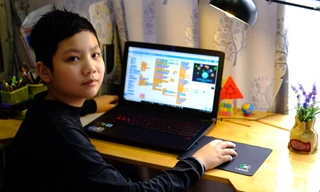 Cậu bé lớp 5 Nguyễn Phúc Minh Khang, học sinh lớp 5M trường, Tiểu học Dịch Vọng A (Cầu Giấy, Hà Nội) đã tự tìm tòi, thiết kế ra một số trò chơi điện tử mang thông điệp “Đánh bay COVID -19”