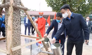 Bí thư T.Ư Đoàn Ngô Văn Cương trồng cây mộc miên tại quần thể di tích thắng cảnh suối Yến - chùa Hương. Ảnh: Dương Triều