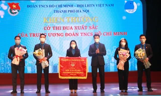 Bí thư T.Ư Đoàn Ngô Văn Cương tặng cờ thi đua cho Thành Đoàn Hà Nội